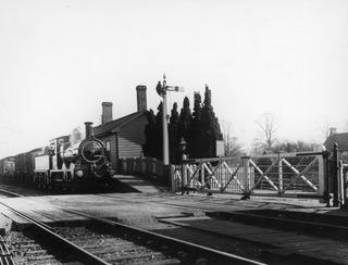 Network Rail is reinstating double track on much of the Cotswold Line rail route between Oxford and Worcester, which was singled in the early 1970s. A Great Western Railway Dean Goods steam locomotive at Ascott-under-Wychwood in the 1900s. 