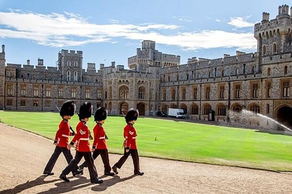 Oxford Mail: Coach Tour to Windsor Castle with Fish and Chips in London for Two. Credit: Buyagift