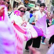 Lush store manager, James Atherton holds on to a section of scarf as it is unwound along Cornmarket Street. Picture: OX68589 Damian Halliwell