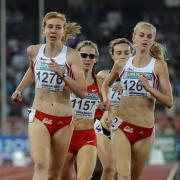 Hannah England (right) races against teammate Emma Jackson in the 800m final at Delhi 2010. England finished fifth, but is just running her preferred 1,500m distance this time