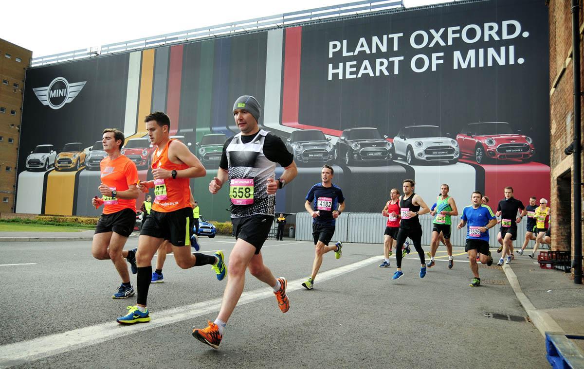 Pictures of the thousands of people taking part in this years Oxford Half Marathon