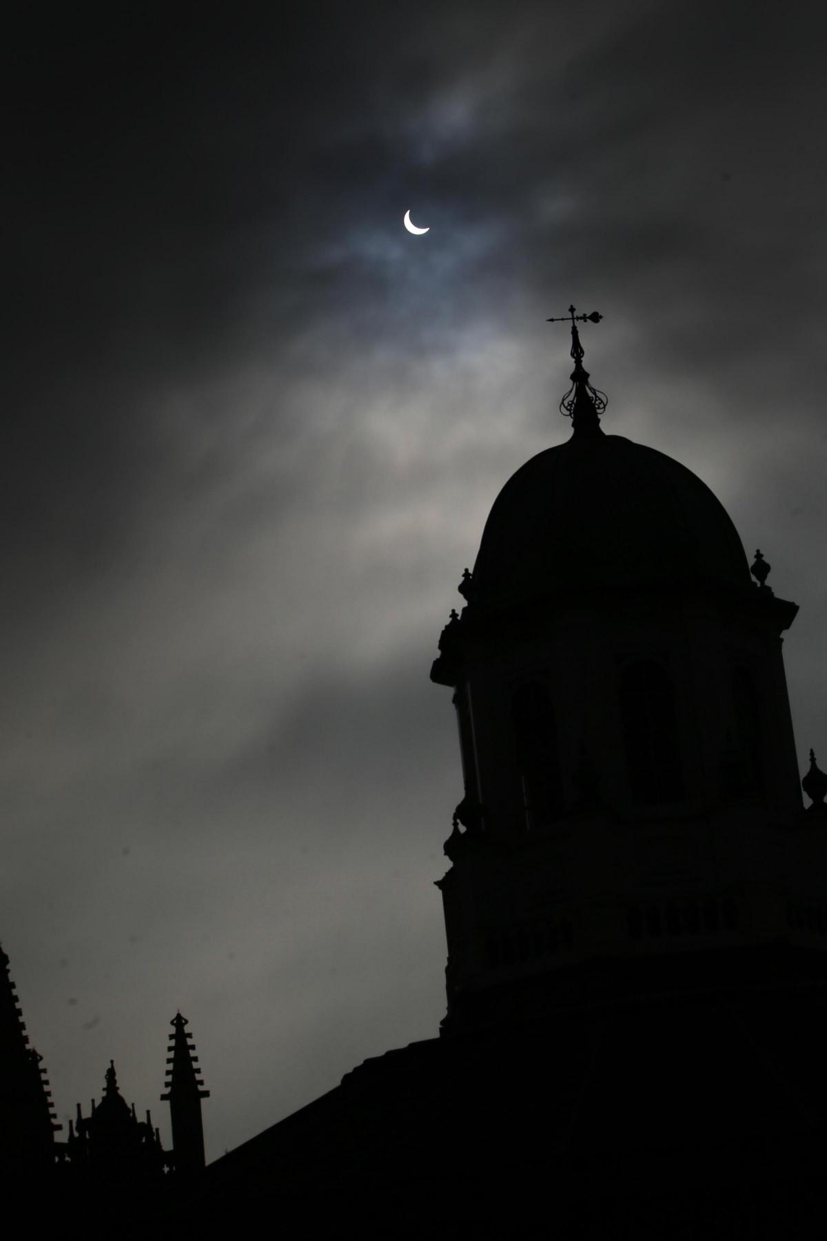 The solar eclipse around the Sheldonian