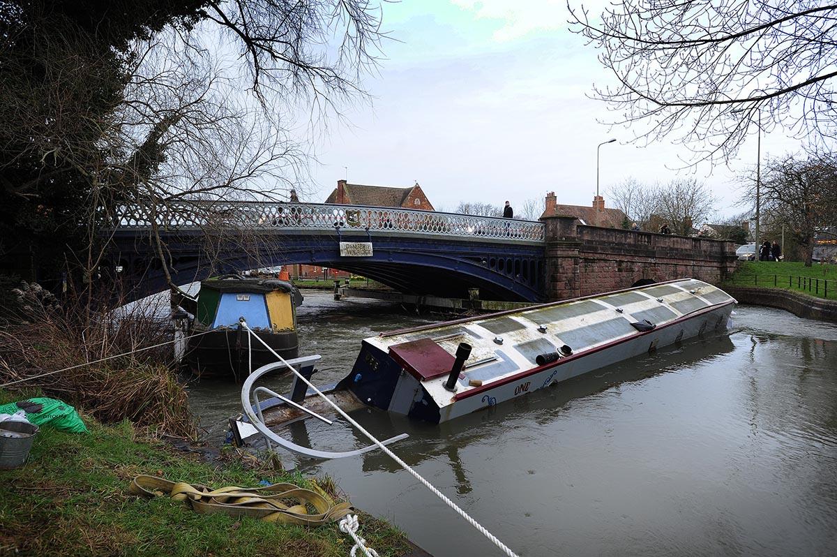 Stuck Boat at Botley Road Bridge