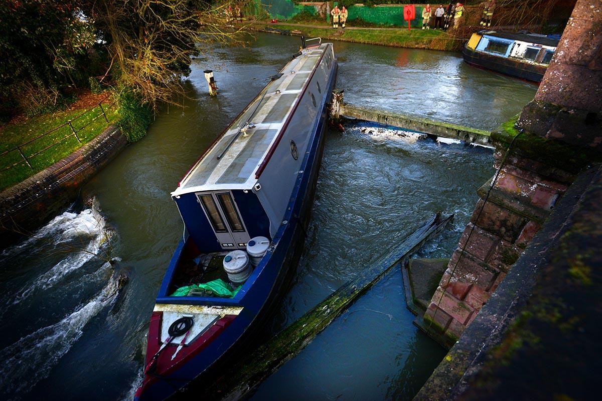Stuck Boat at Botley Road Bridge