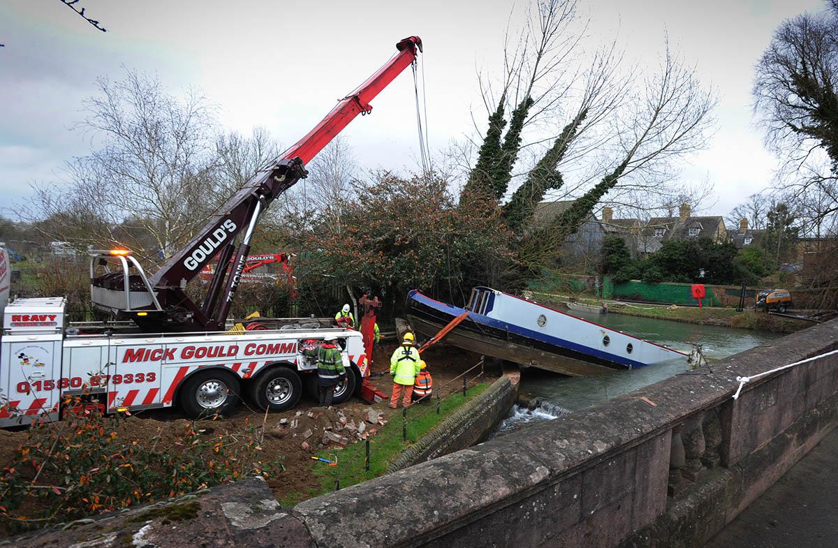 Pictures of the stricken narrow boat at the Botley Road bridge, Oxford being lifted out of the River Thames today.