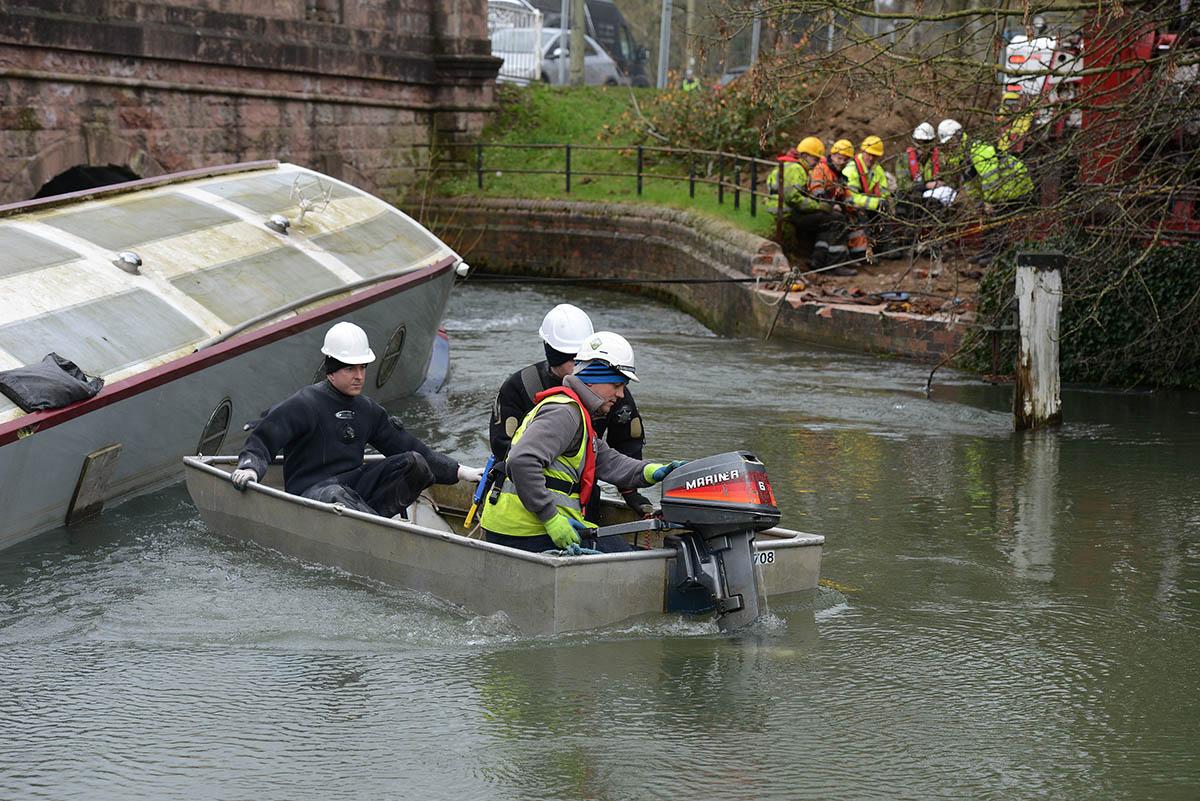 Pictures of the stricken narrow boat at the Botley Road bridge, Oxford being lifted out of the River Thames today.