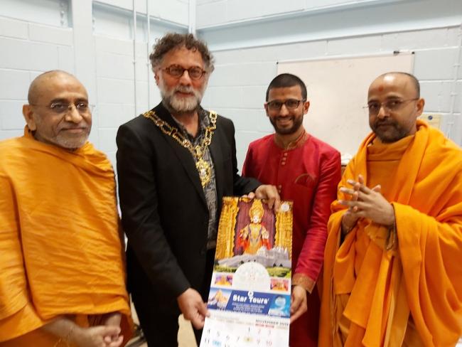 Oxford's lord mayor Craig Simmonds joined worshippers from the Hindu community for Diwali.