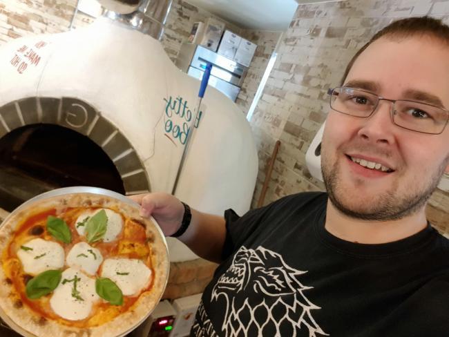 Nick West makes takeaway pizzas at the Holly Bush in 2020 Picture: Nick West