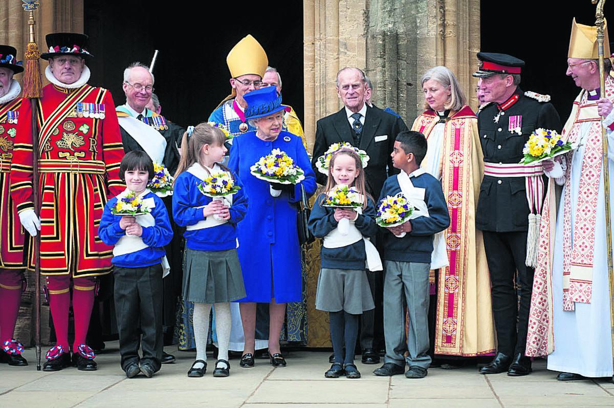 The Queen with school children at the Maundy Thursday service 