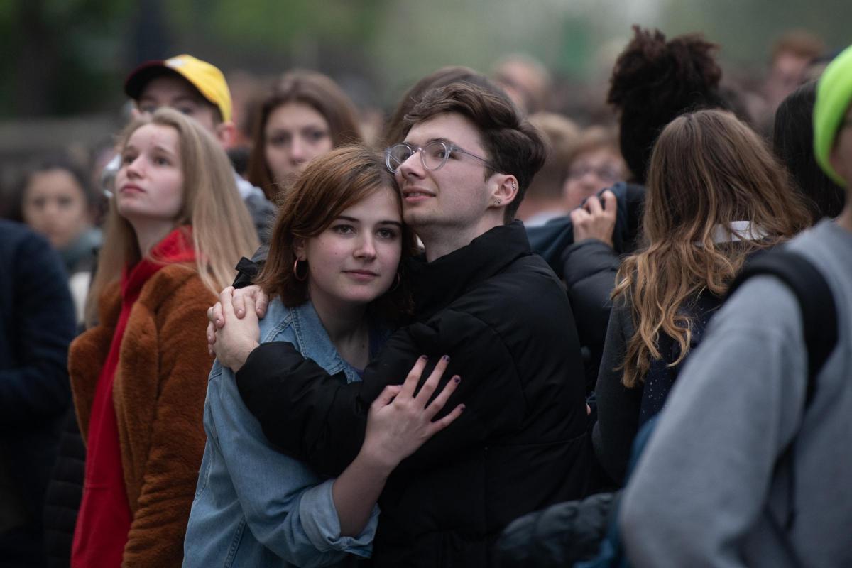 A couple listen to the choir on May Morning 2019 
