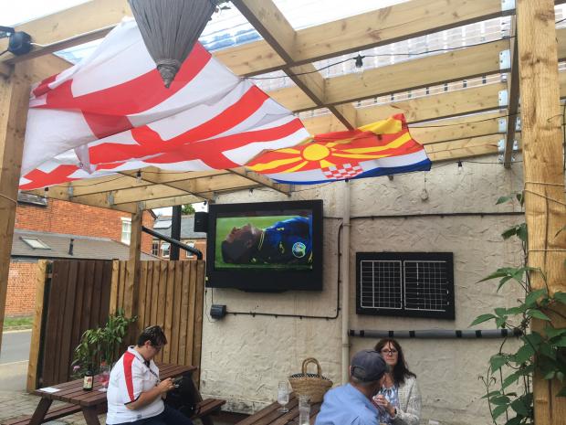 Oxford Mail: Fans gather in the beer garden at The Seacourt Bridge in Botley for the match build-up. Picture: Liam Rice