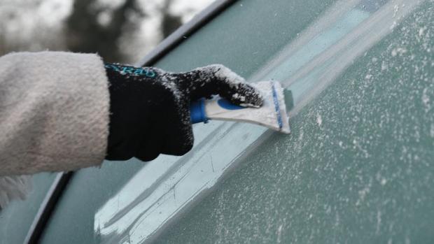 Oxford Mail: It is important to not use a DIY de-icer on your windscreen (PA)