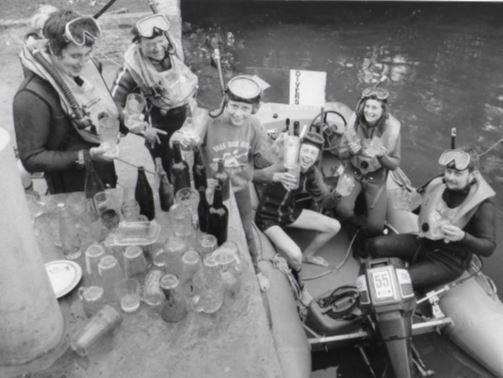 Divers with the glasses they recovered from the River Thames at Folly Bridge in 1977