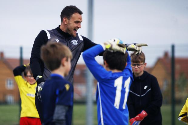 Oxford Mail: Oxford United's Simon Eastwood teaching kids in Didcot how to goal keep