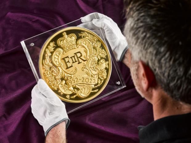 Oxford Mail:  Largest-ever coin to mark Queen's Platinum Jubilee. Credit: The Royal Mint