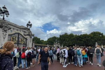 Queen's family rush to Balmoral as crowds gather at Buckingham Palace thumbnail