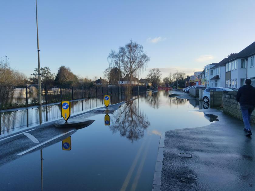 Nach Überschwemmungen kommt es in Oxford weiterhin zu Verkehrsbehinderungen auf der Abingdon Road