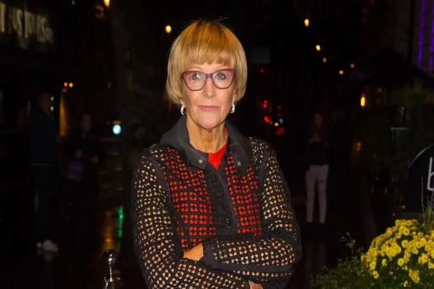 Anne Robinson corrects foreign tourists' English