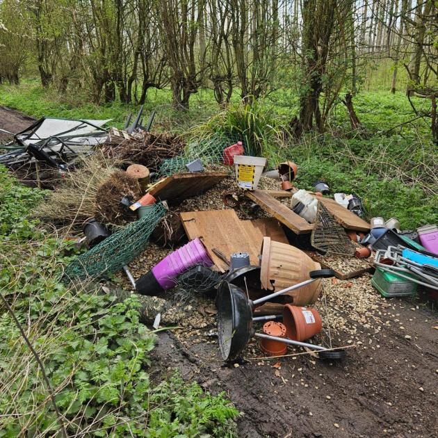 Flytippers dump heap of rubbish in Oxfordshire lane 