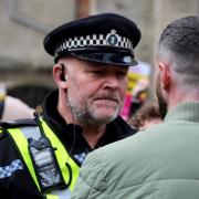 A police officer speaks to a member of the anti-LTN group