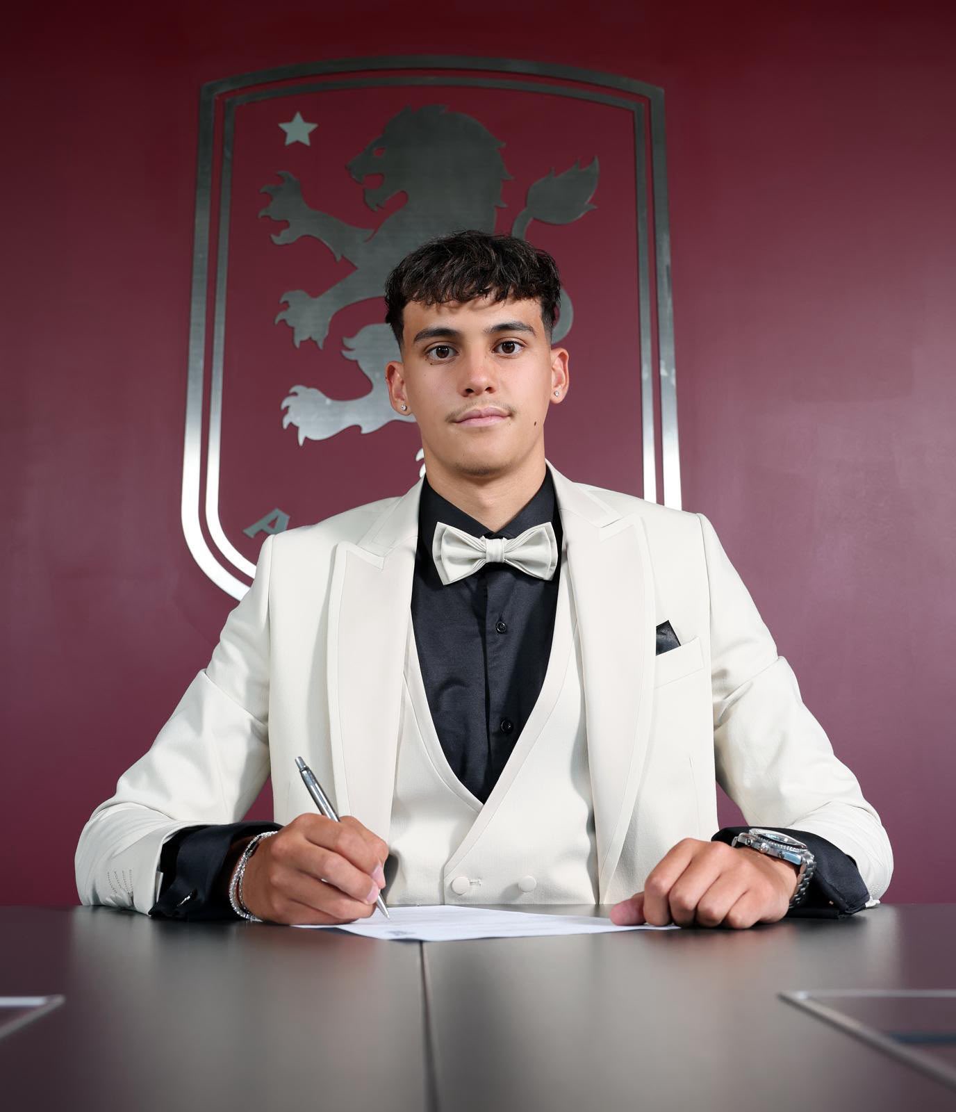 Ex-Oxford United academy goalkeeper signs 'special' Premier League contract