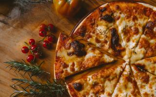 To celebrate Freshers, one restaurant chain is offering the chance for students to win a year's free supply of garlic pizza bread (Canva)