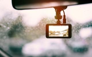 The Managing Director at Select Van Leasing has warned that if you’ve got a dash cam hard-wired into your vehicle you need to notify your insurer. 