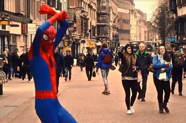 Crowds wowed by bowler-hatted Spiderman stunt in Oxford City Centre |  Oxford Mail