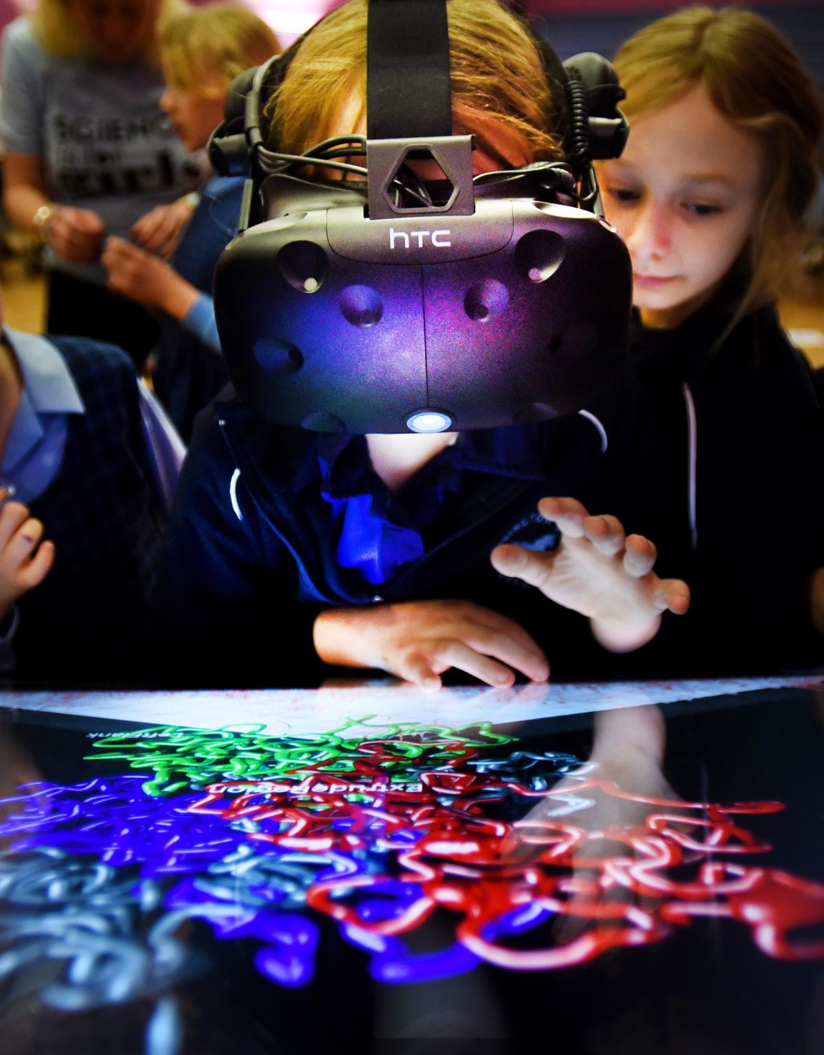 Virtual reality tech allows schoolgirls to see DNA 'unfold' at