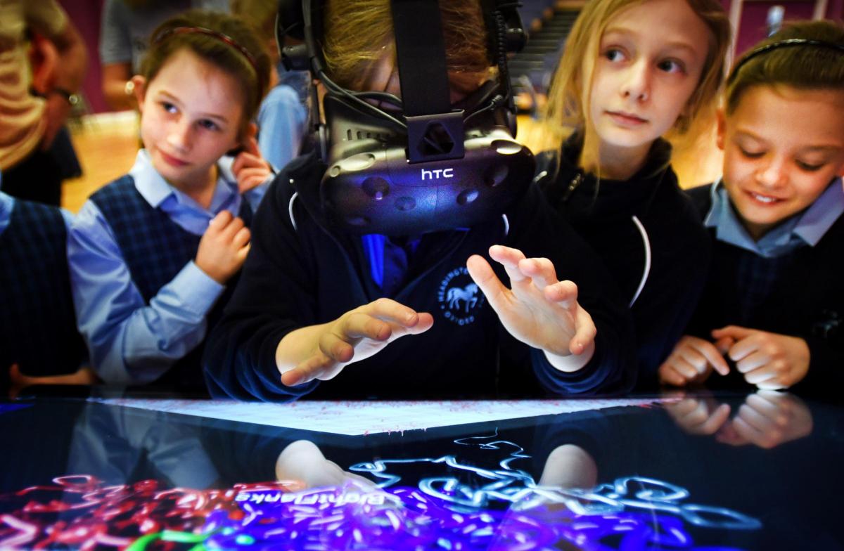 Virtual reality tech allows schoolgirls to see DNA 'unfold' at