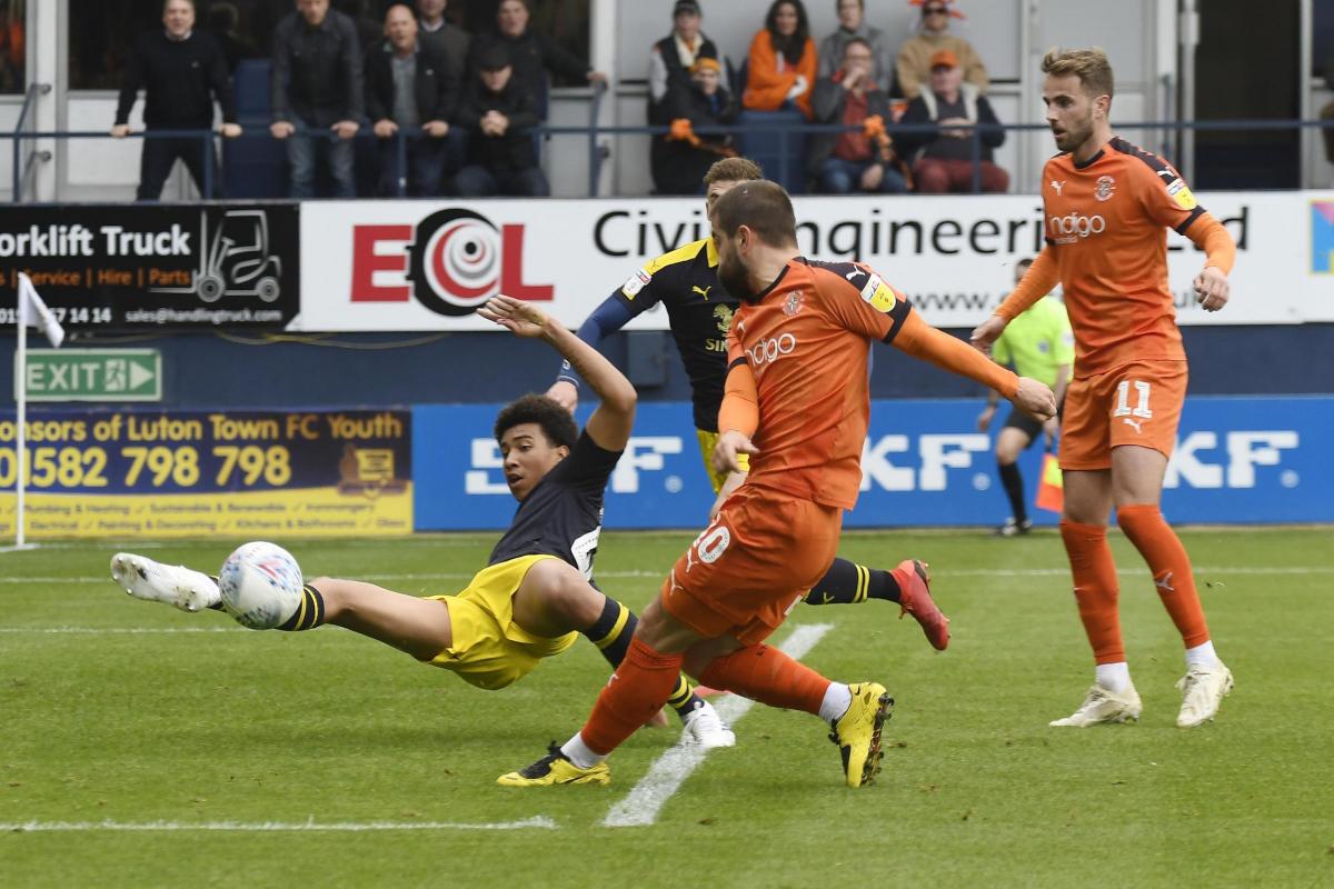 Nico Jones makes a vital block for Oxford United  Picture: David Fleming